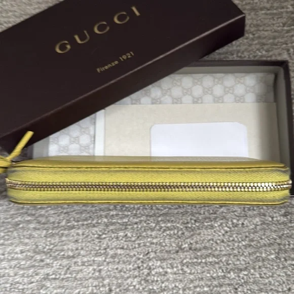 Gucci
Bamboo Accent Leather Continental Wallet - Picture 2 of 14